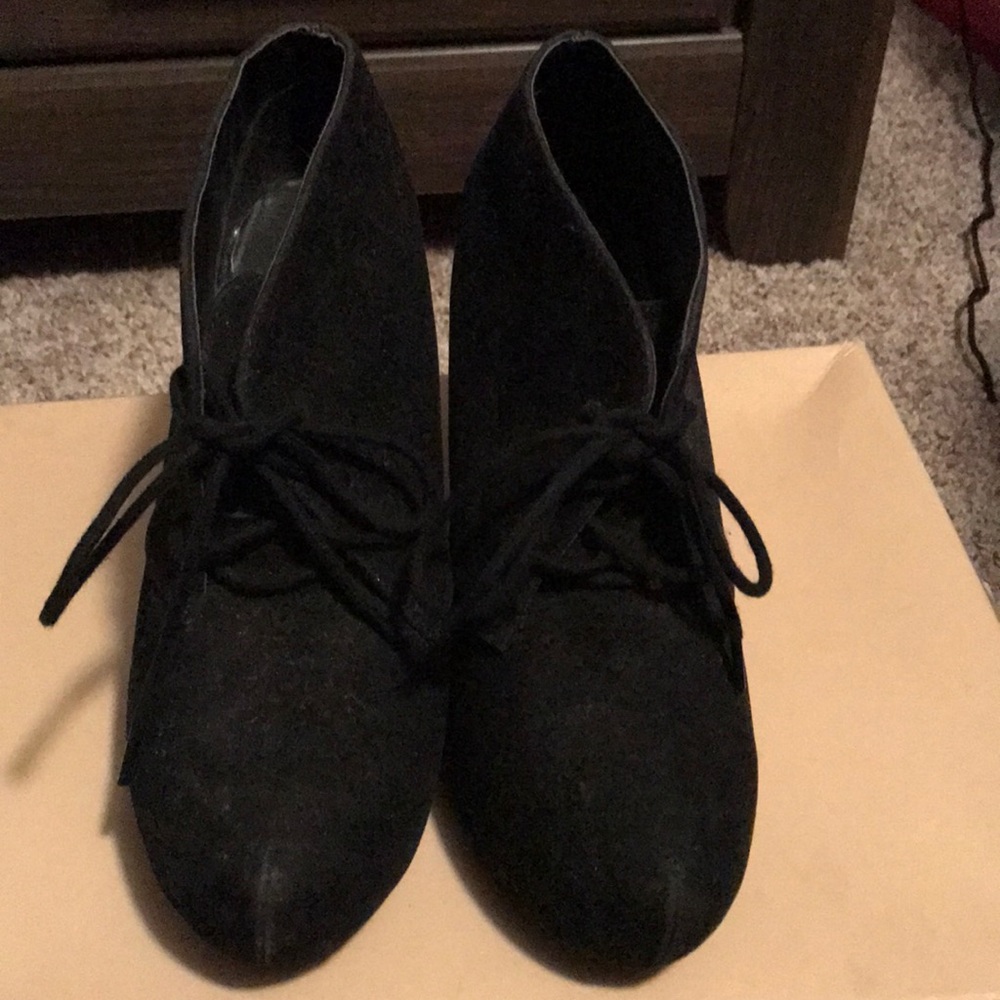 Black wedges